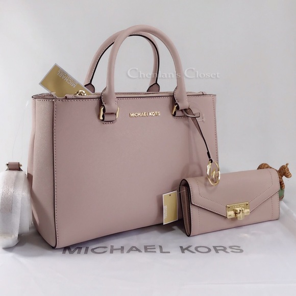 Michael Kors Handbags - NWT Michael Kors Kellen MD Set